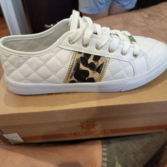 Brand new sneakers - Picture 3 of 7